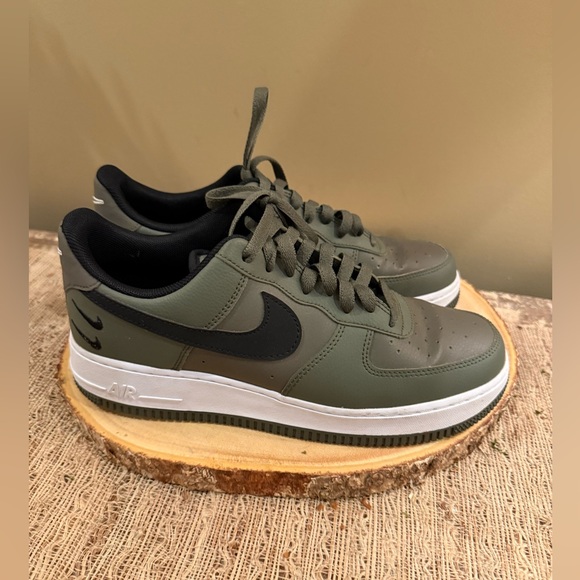 NIKE AIR FORCE 1 '07 LOW DOUBLE SWOOSH TWILIGHT MARSH GREEN OLIVE BLACK WHITE 9 - Picture 1 of 11